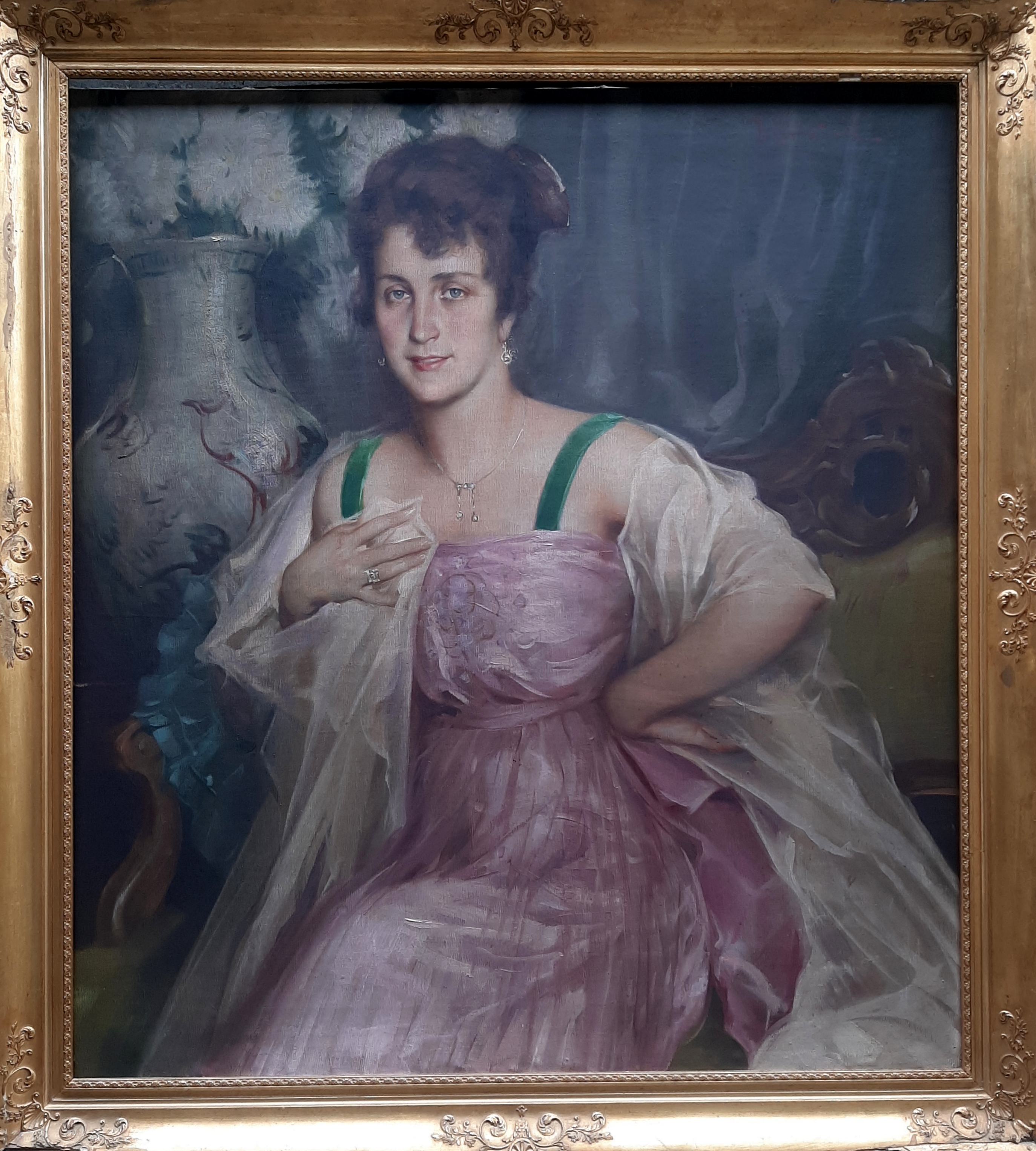 Dama u roza haljini Dama u roza haljini